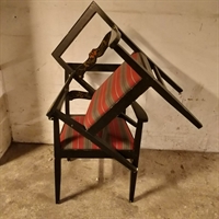 sort og guld malede almuestole med armlæn og stribet rødt, hvid betræk gamle svenske stole